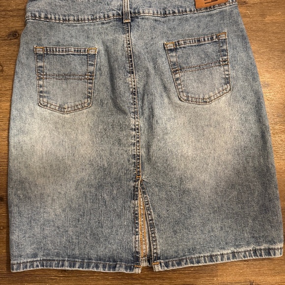 Vintage Y2K Tommy Hilfiger stone washed jean skirt. size small - Picture 3 of 8